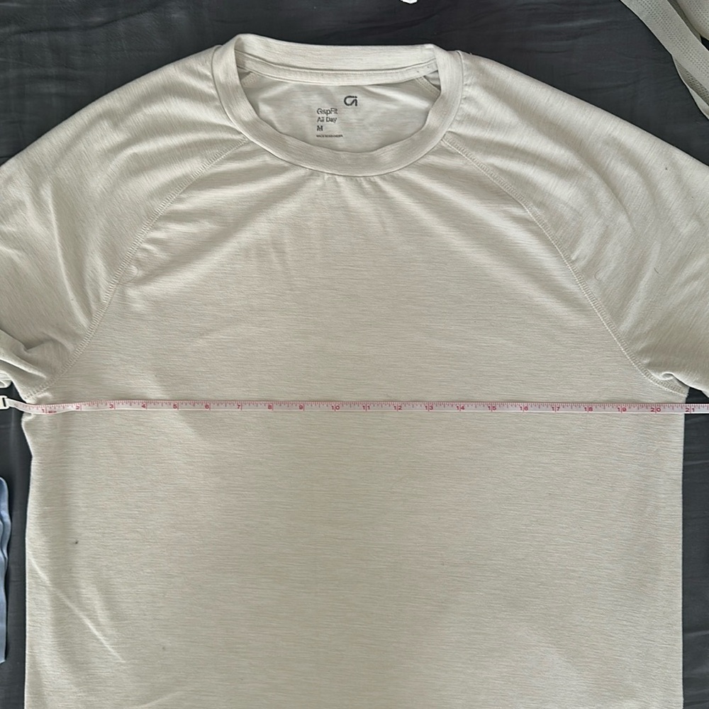 Gap Fit t shirt cream color